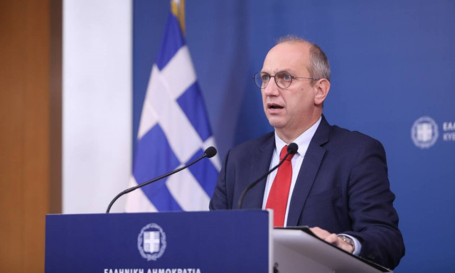 O Γιάννης Οικονόμου στην ενημέρωση των πολιτικών συντακτών