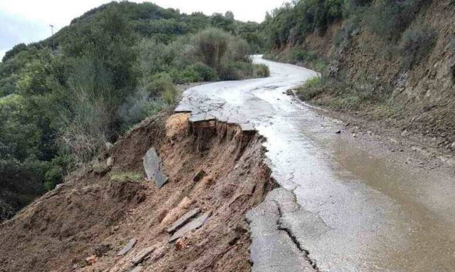 Κακοκαιρία: Σοβαρά προβλήματα στην Πάτρα - Κόπηκε στα δύο δρόμος