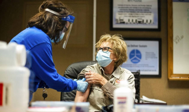 Μετάλλαξη Όμικρον: Αγωνία για τα εμβόλια – Πόση προστασία παρέχουν οι δύο δόσεις;