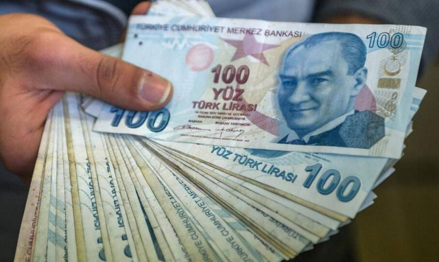 Σε κλοιό πιέσεων η τουρκική λίρα