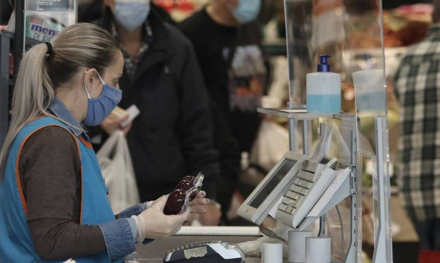 Επτά στους 10 Έλληνες καταναλωτές δηλώνουν ότι πλέον αγοράζουν λιγότερα αγαθά 