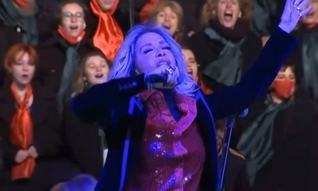 Βόλος: Υπερθέαμα και χιλιάδες πυροτεχνήματα στην τελετή έναρξης της εορταστικής περιόδου