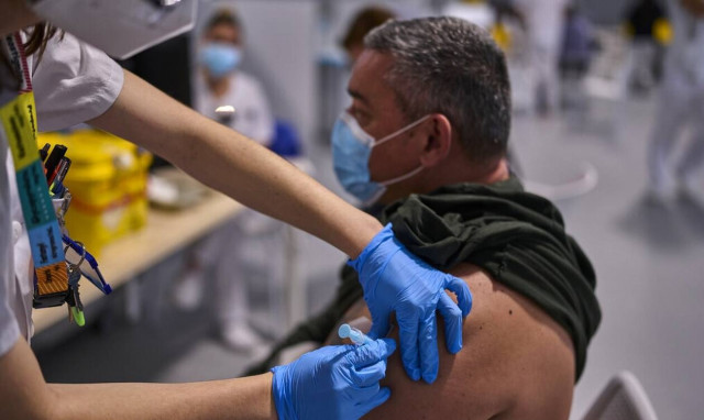 Κορονοϊός: Ποιοι εμβολιασμένοι κινδυνεύουν περισσότερο από μόλυνση με covid-19