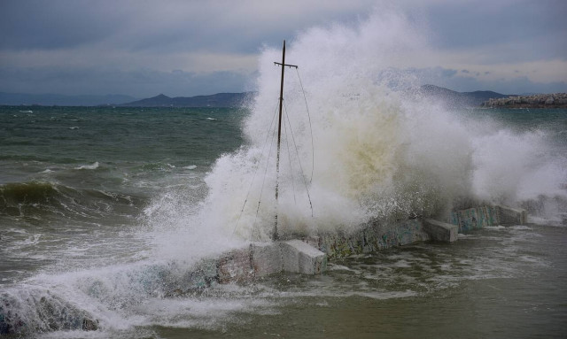 Κακοκαιρία: Οι ισχυροί νοτιάδες κρατάνε δεμένα τα πλοία στα λιμάνια - Πού υπάρχουν προβλήματα