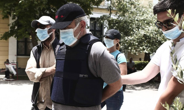 Χαμός στη δίκη του «ψευτογιατρού»: Εμφανίστηκε στο δικαστήριο με κορονοϊό