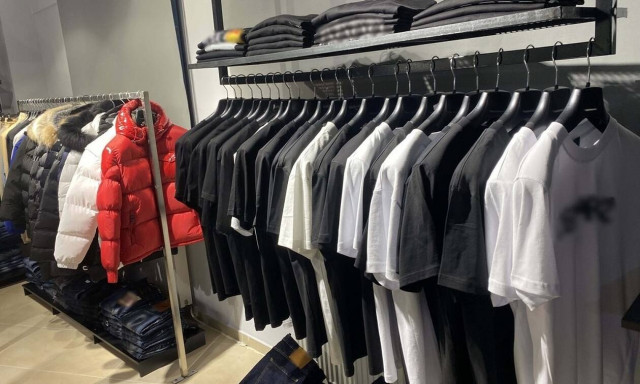 Θεσσαλονίκη: Χειροπέδες σε 44χρονο που πουλούσε «μαϊμού» ρούχα και παπούτσια