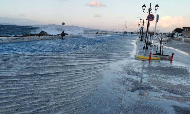 Τήνος: Το λιμάνι «βούλιαξε» από την κακοκαιρία