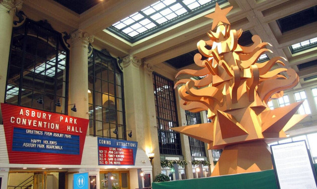 Χριστούγεννα 2021: Το δέντρο που έχει διχάσει μια ολόκληρη πόλη (Pics)