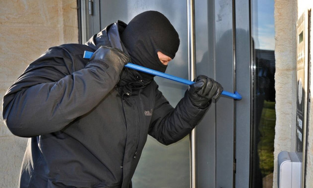 Τρόμος για ηλικιωμένη στη Θεσσαλονίκη: Διαρρήκτες προσπάθησαν να μπουν στο σπίτι της