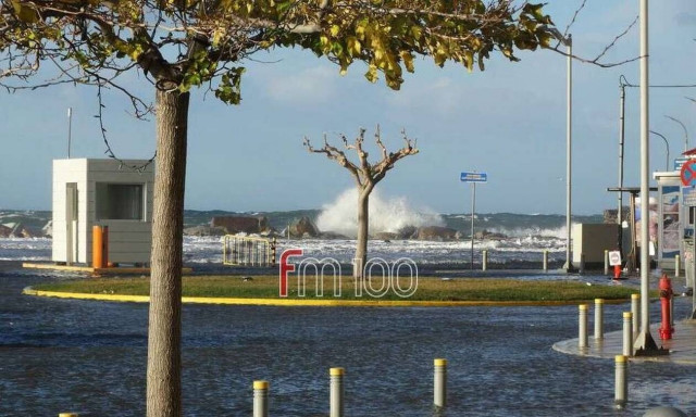 Κακοκαιρία: Σοβαρά προβλήματα στη Λήμνο - Η θάλασσα βγήκε στη στεριά