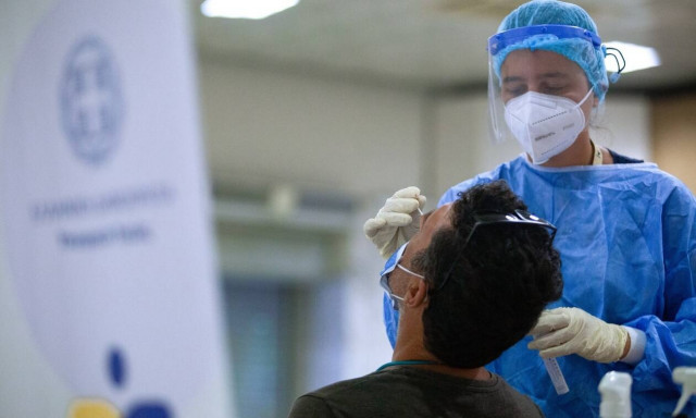 Μόνο με PCR το πιστοποιητικό νόσησης για μη εμβολιασμένους – Τι εισηγούνται οι ειδικοί