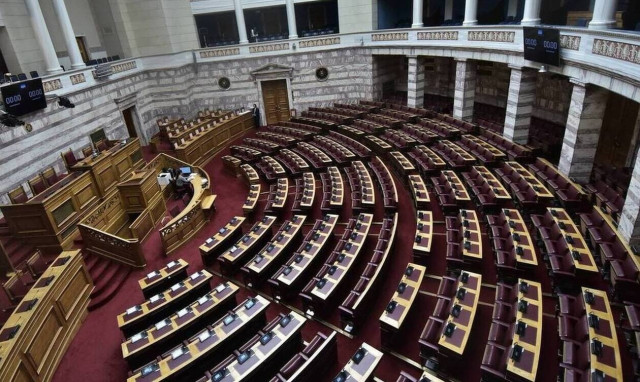 Υποχρεωτικός Εμβολιασμός: Ψηφίστηκαν οι διατάξεις στη Βουλή - Εγκρίθηκε το επίδομα για ευάλωτους