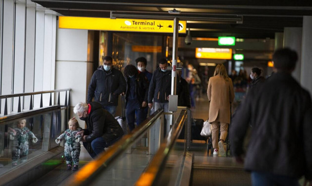 Ολλανδία - Kορονοϊός: Εμβολιασμένοι οι 62 επιβάτες των πτήσεων από τη Νότια Αφρική που ήταν θετικοί