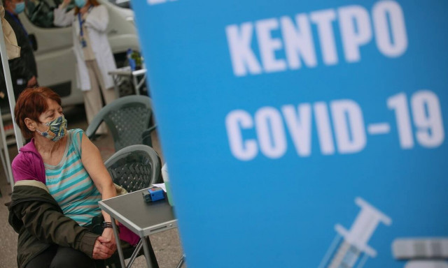 Εμβολιασμοί, τρίτη δόση και πίεση στο ΕΣΥ στην ατζέντα της κυβέρνησης