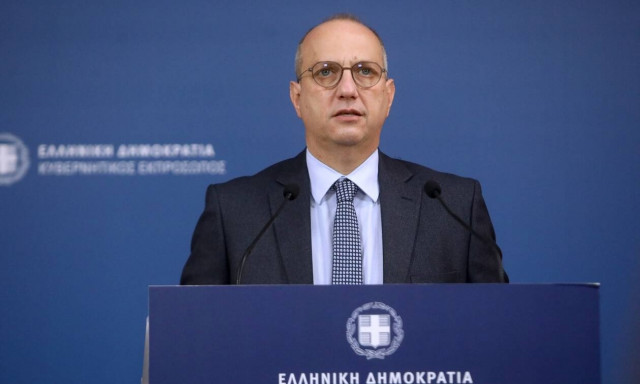 O Γιάννης Οικονόμου στην ενημέρωση των πολιτικών συντακτών