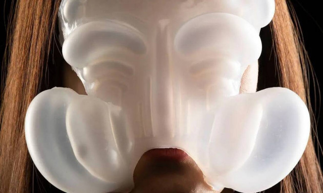 «Liǎn»: Μια μάσκα που αντιδρά στην online συμπεριφορά μας (photos)