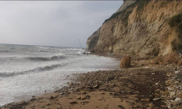 Επέλαση της κακοκαιρίας στην Κεφαλονιά - Οι θυελλώδεις άνεμοι έριξαν ιστιοφόρο στα βράχια