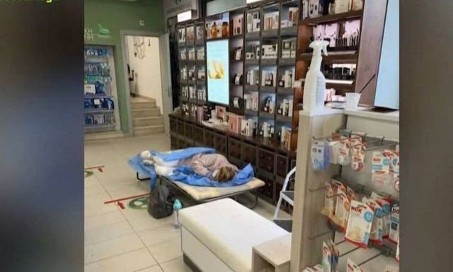 Αθήνα: Γυναίκα με κορονοϊό λιποθύμησε έξω από φαρμακείο (video)