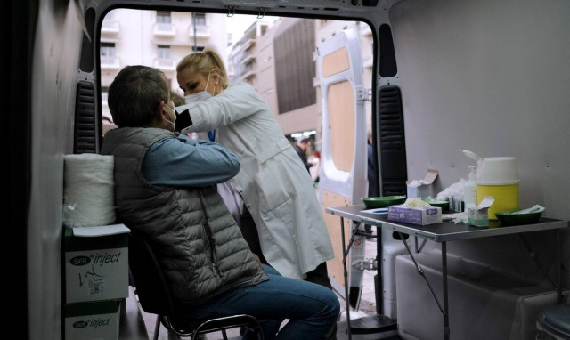 Τρίτη δόση: Το απόγευμα οι ανακοινώσεις για τη χορήγησή της 4 μήνες μετά τη δεύτερη δόση