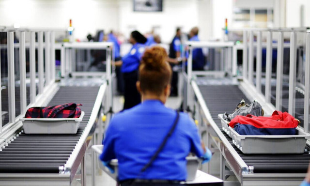 ΉΠΑ: Επιβάτης αεροπλάνου ταξίδεψε από το Μπαρμπέιντος στο Μαϊάμι... με γεμάτο πιστόλι στην τσέπη