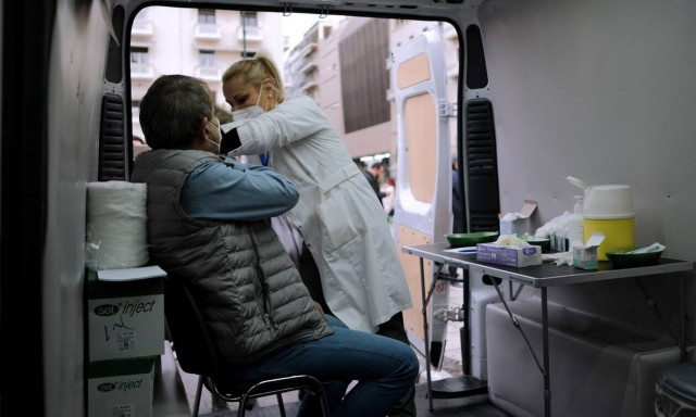 Τρίτη δόση: Κλείστηκαν πάνω από 190.000 ραντεβού - Τι είπε ο Θεμιστοκλέους