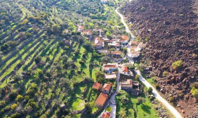 Καμμένη Χώρα: Το χωριό των Μεθάνων που είναι χτισμένο δίπλα στον κρατήρα του ηφαιστείου (vid)