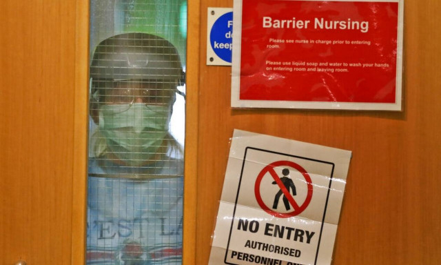 Μετάλλαξη «Όμικρον»: «Κόκκινος» συναγερμός στη Βρετανία - Πιθανώς ανθεκτική στα εμβόλια η παραλλαγή