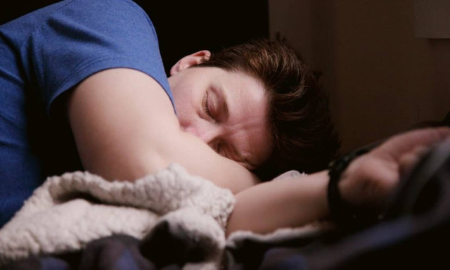 Τέσσερα πράγματα που θα σε βοηθήσουν να κοιμάσαι χωρίς να στριφογυρίζεις