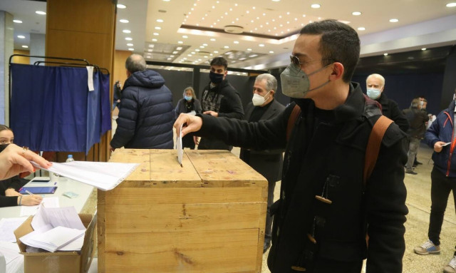 Εκλογές ΚΙΝΑΛ: Μεγάλες ουρές στα εκλογικά κέντρα της Θεσσαλονίκης