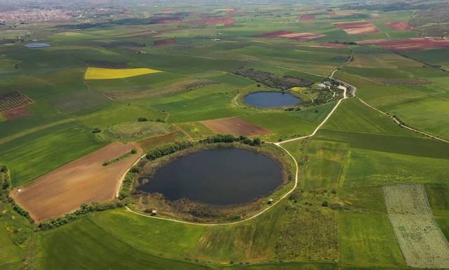 Ζερέλια: Οι μοναδικές στον πλανήτη εξωγήινες δίδυμες λίμνες και ο ναός που κρύβουν στον πυθμένα τους