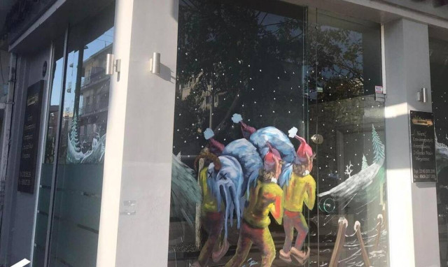 Θεσσαλονίκη: Γραφείο Τελετών στόλισε γιορτινά με ξωτικά… που μεταφέρουν νεκρό χιονάνθρωπο