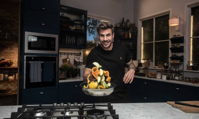 O Άκης Πετρετζίκης υποδέχεται τους φίλους του σε ένα μοναδικό, ολοκαίνουργιο διαδικτυακό περιβάλλον