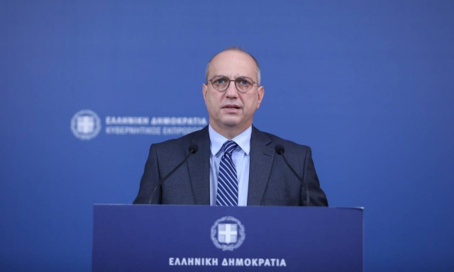 O Γιάννης Οικονόμου στην ενημέρωση των πολιτικών συντακτών