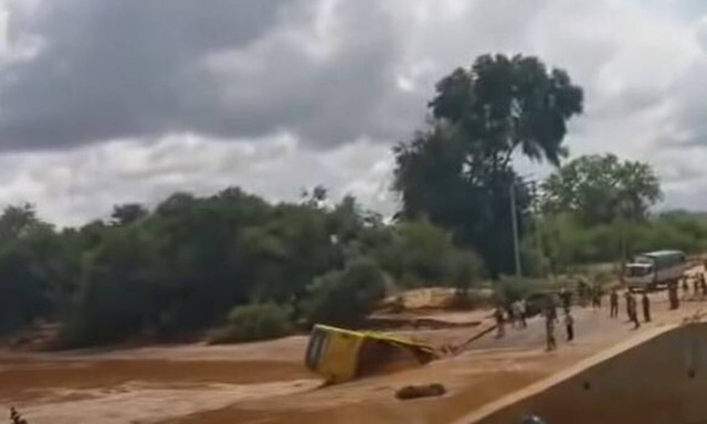 Η τρομακτική στιγμή με λεωφορείο να πέφτει σε ποτάμι στην Κένυα - 33 οι νεκροί