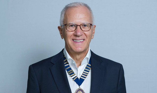 Δημήτρης Λινός: Ποιος είναι ο καθηγητής σύζυγος της Αθηνάς Λινού, που χειροτονήθηκε ιερέας