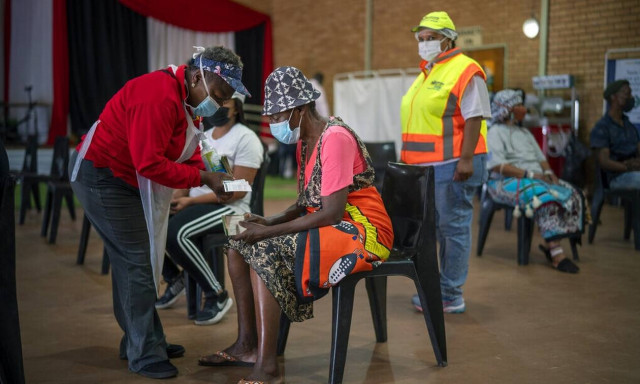 Μετάλλαξη Όμικρον: «Λιγάκι ενθαρρυντικά» τα πρώτα στοιχεία από τη Ν. Αφρική λέει ο Φάουτσι