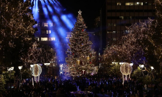 Εορταστικό ωράριο Χριστουγέννων 2021: Δείτε ποιες ώρες θα λειτουργήσουν τα καταστήματα