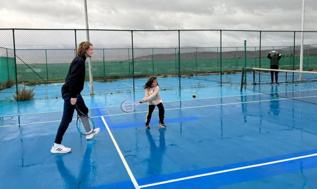 Ο Στέφανος Τσιτσιπάς έπαιξε τένις με παιδιά στο σεισμόπληκτο Αρκαλοχώρι