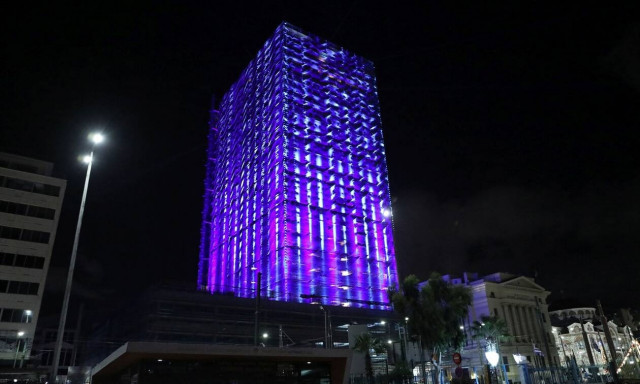 Φωταγωγήθηκε ο Πύργος του Πειραιά - Εντυπωσιακές εικόνες