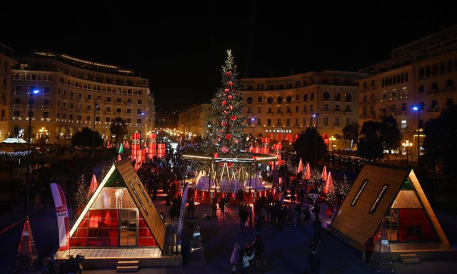 Θεσσαλονίκη: Φωταγωγήθηκε το χριστουγεννιάτικο δέντρο στην πλατεία Αριστοτέλους