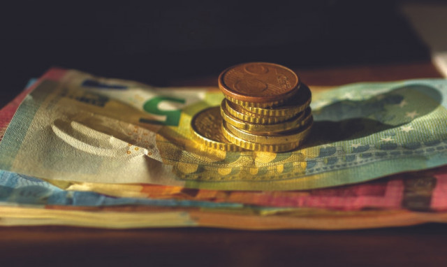 Ελάχιστο Εγγυημένο Εισόδημα: Διπλή πληρωμή στους δικαιούχους - Ποιοι θα πάρουν 900 ευρώ