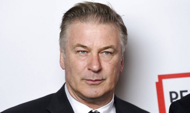 Άλεκ Μπάλντουιν: Επιτέθηκε σε δημοσιογράφο που τον ρώτησε «αλήθεια δεν πυροβολήσατε εσείς;»