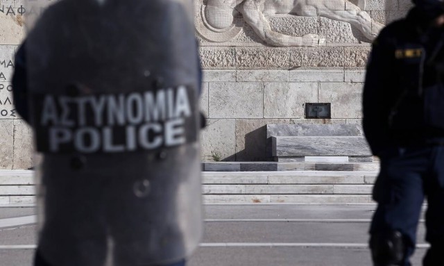 Έφοδος της ΕΛ.ΑΣ. σε σπίτι απόστρατου του Πολεμικού Ναυτικού – Βρέθηκαν όπλα και ασύρματοι