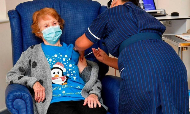 Ο πρώτος άνθρωπος που εμβολιάστηκε στον κόσμο, μιλάει για την εμπειρία του ένα χρόνο μετά