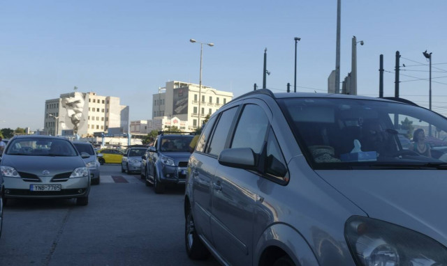 Κίνηση: Ταλαιπωρία σε αρκετούς δρόμους – Ποιες λεωφόρους να αποφύγετε