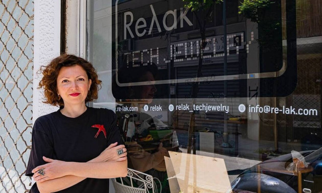 Η Λιζέττα Φώτογλου φτιάχνει κοσμήματα αριστουργήματα από... εξαρτήματα παλιών υπολογιστών