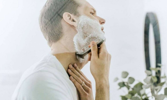 Τα έξι βήματα που πρέπει να κάνεις αν κοπείς πολύ στο ξύρισμα