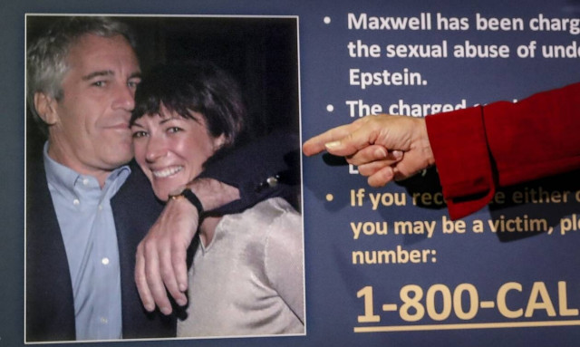 Σκάνδαλο Έπσταϊν: Τα καυτά φιλιά με τη Μάξγουελ, το μασάζ στα πόδια και η 14χρονη «Κάρολιν»