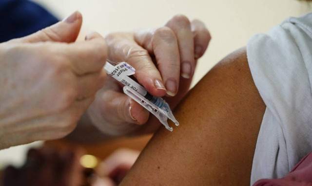 Μετάλλαξη Όμικρον: Αισιόδοξα μηνύματα από Pfizer - Τι αναφέρουν οι ειδικοί