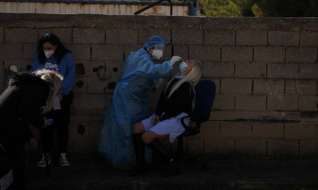 Κρούσματα σήμερα: 5.523 νέα - 81 θάνατοι και 708 διασωληνωμένοι